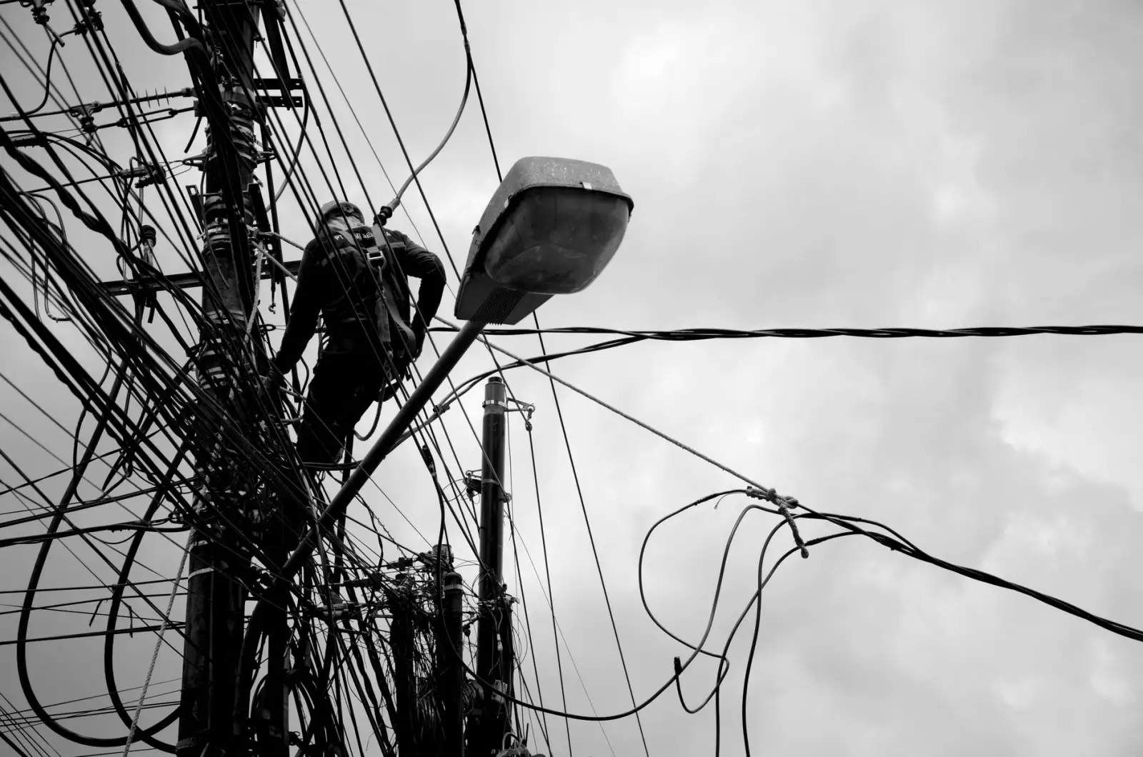 政企食堂整体承包服务模式对比：自营与外包运营效率分析